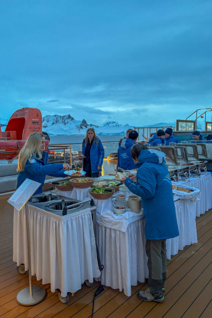 Barbecue, was auf einem Schiff vorbereitet wurde