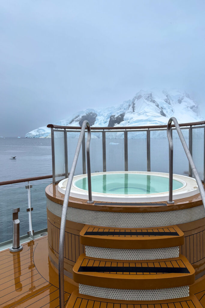 Jacuzzi auf dem Außendeck in der Antarktis