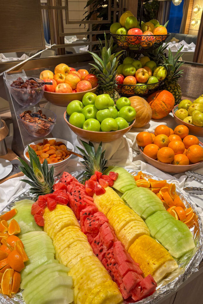 Viel buntes Obst an einem Buffet
