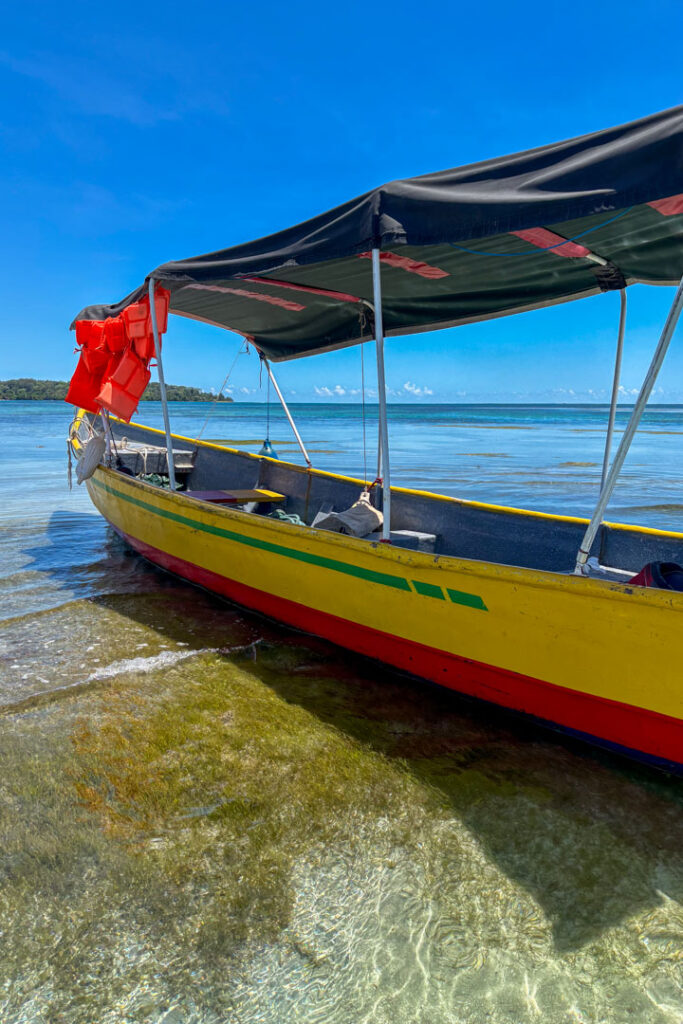 Gelbes Boot liegt im klaren seichten Wasser