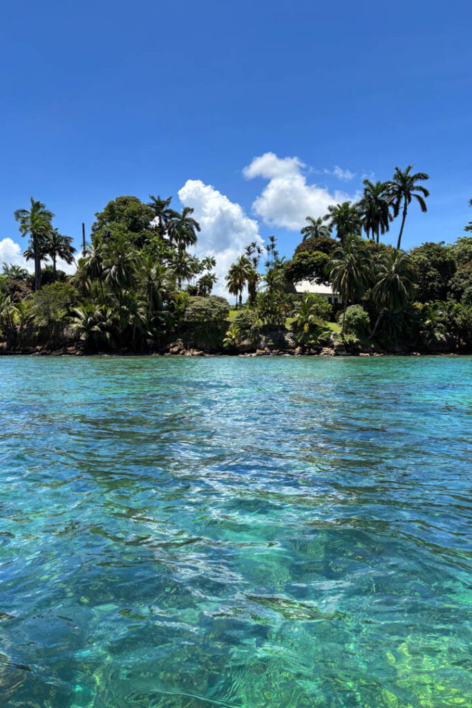 Glasklares blaues Wasser Bocas
