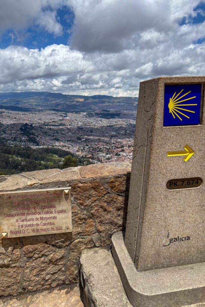Ein Jakobsweg-Pfeiler auf dem Monserrate