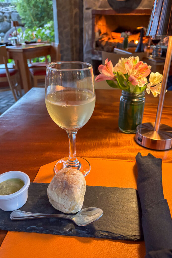 Ein Glas Wein und Apperitiv in einem Restaurant