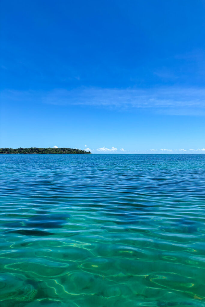 Glasklares blaues Wasser Bocas