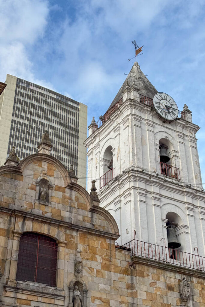 Kirche und Hochhaus in Bogota