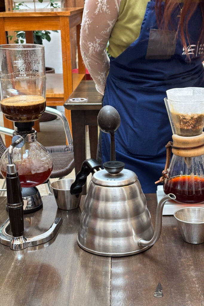 Kaffeeverkostung mit vielen verschiedenen Kaffeebehältern