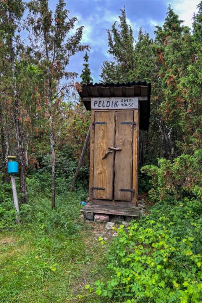 Einfache Toilette auf einer fast unbewohnten Insel in Estland
