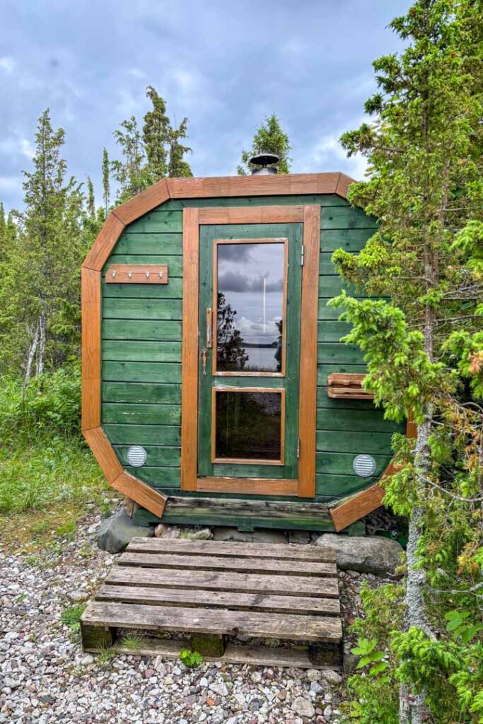 Eine grüne Fass-Sauna