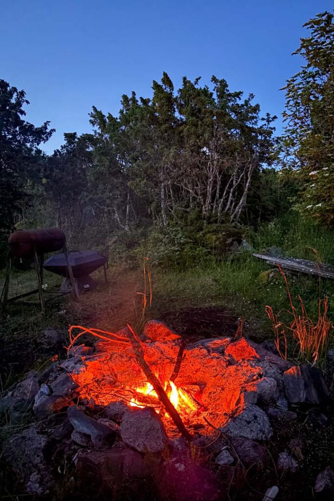 Lagerfeuer auf einer fast unbewohnten Insel in Estland