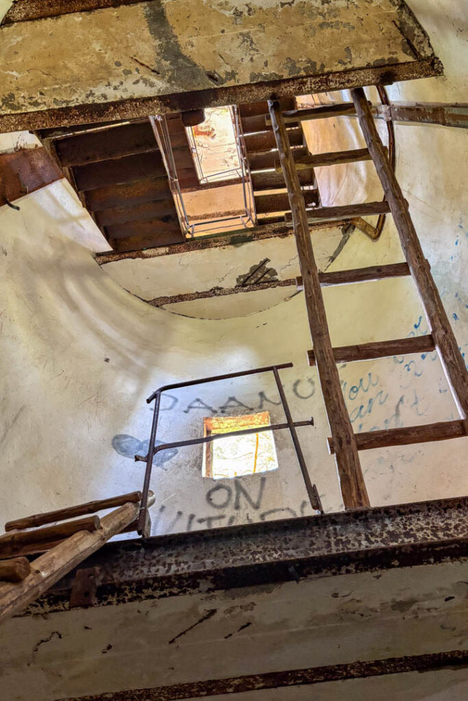 Aufstieg im alten Kalana Bunkerturm