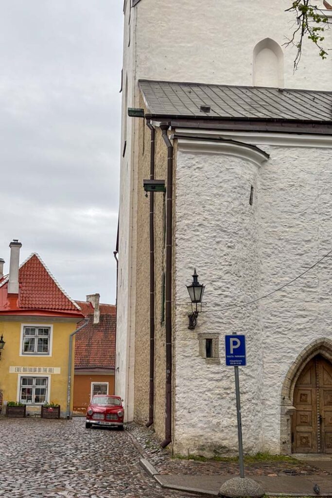 Eine alte Gasse in der Altstadt von Tallinn mit einem roten Auto