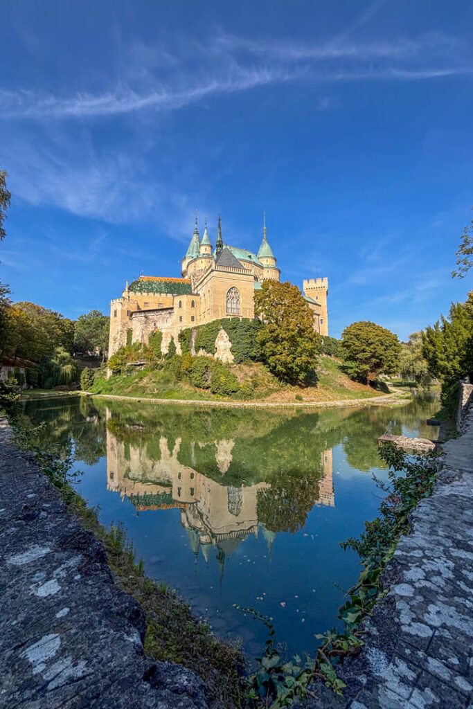 Das märchenhafte Schloss Bojnice, das sich malerisch in einem davor liegenden Wassergraben spiegelt