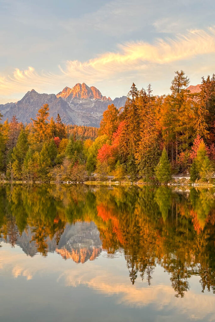 Herbstlandschaft am Ufer des Bergsees Štrbské Pleso 