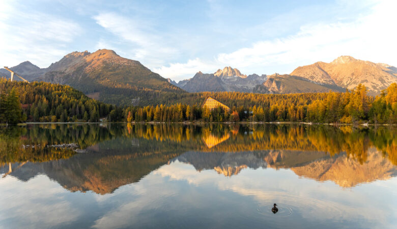 Eine Herbstlandschaft in der Hohen Tatra, alles spiegelt sich im Tschirmer See