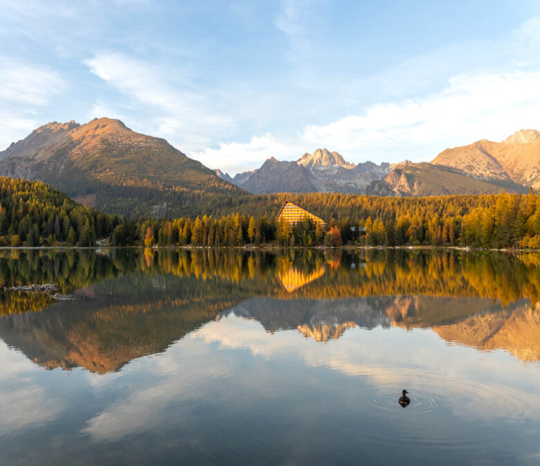 Eine Herbstlandschaft in der Hohen Tatra, alles spiegelt sich im Tschirmer See