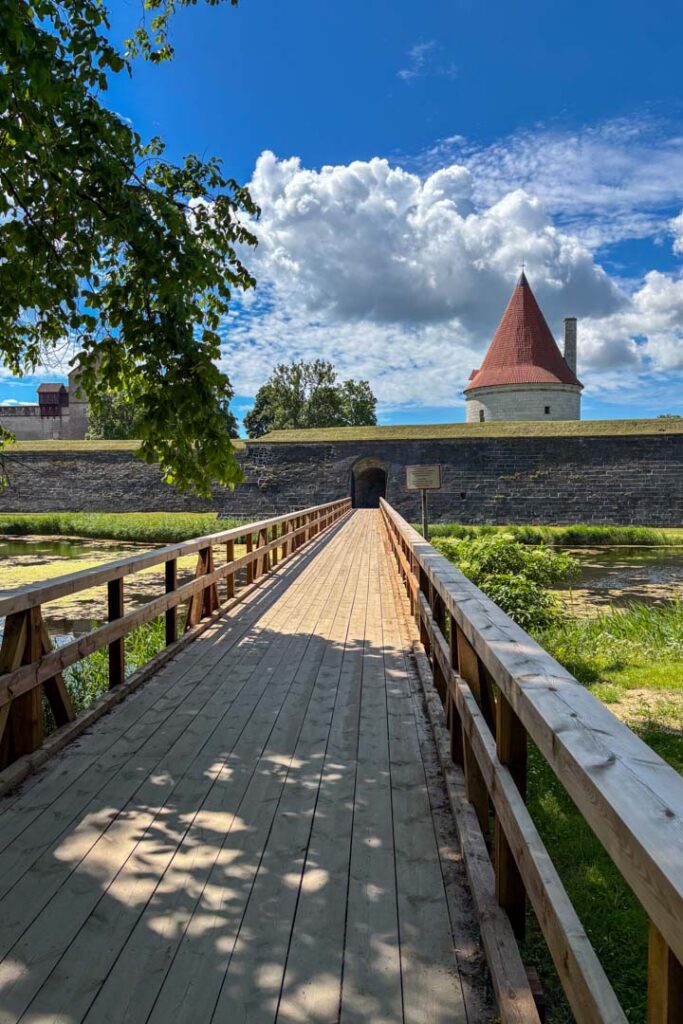 Ein Steg zu einer alten Mauer und Turm