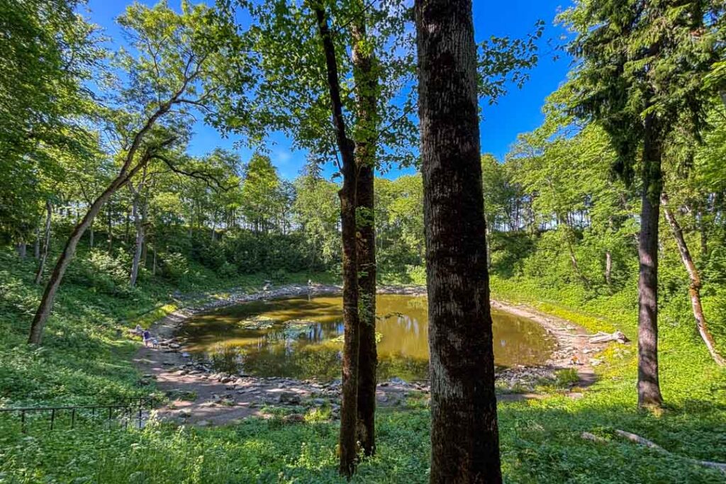 Ein Krater in Estland inmitten von Natur
