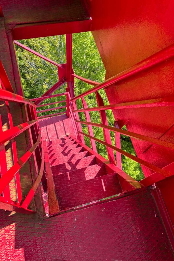 Rote Treppenstufen vom Rauna-Turm