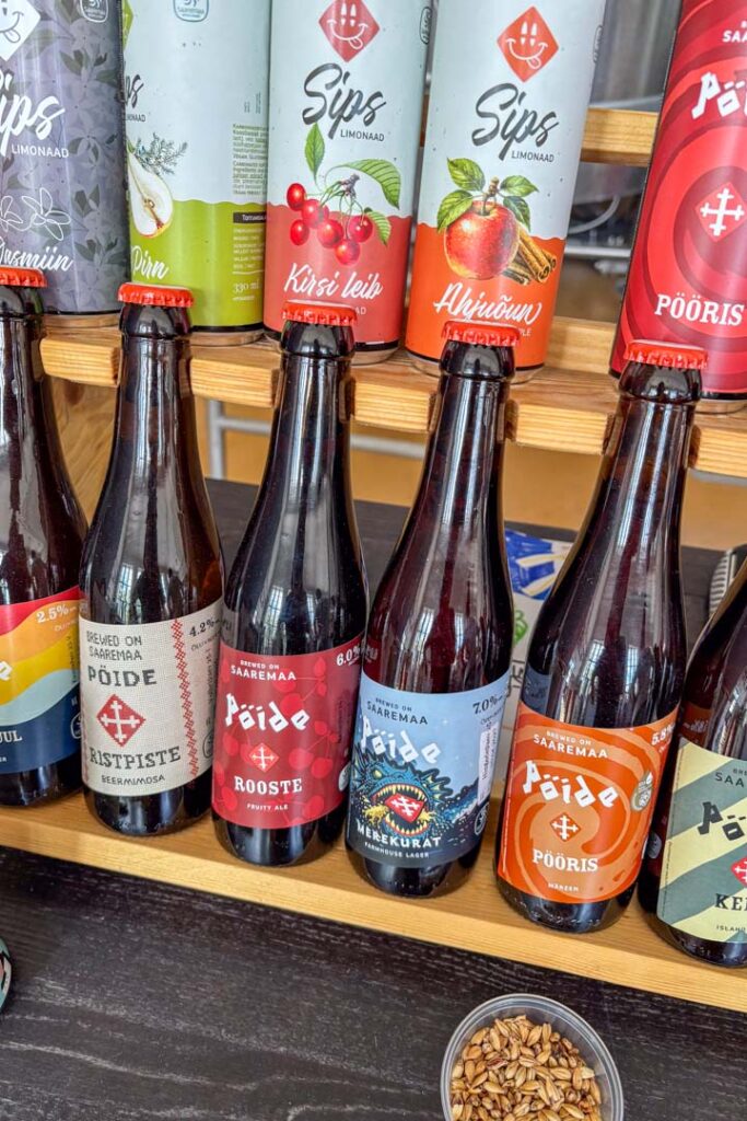 Mehrere Bierflaschen von einer lokalen Brauerei in Estland