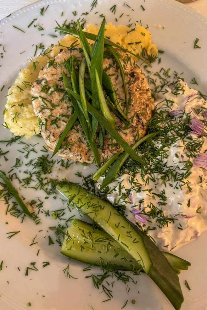 Hechtfrikadelle mit vielen Kräutern
