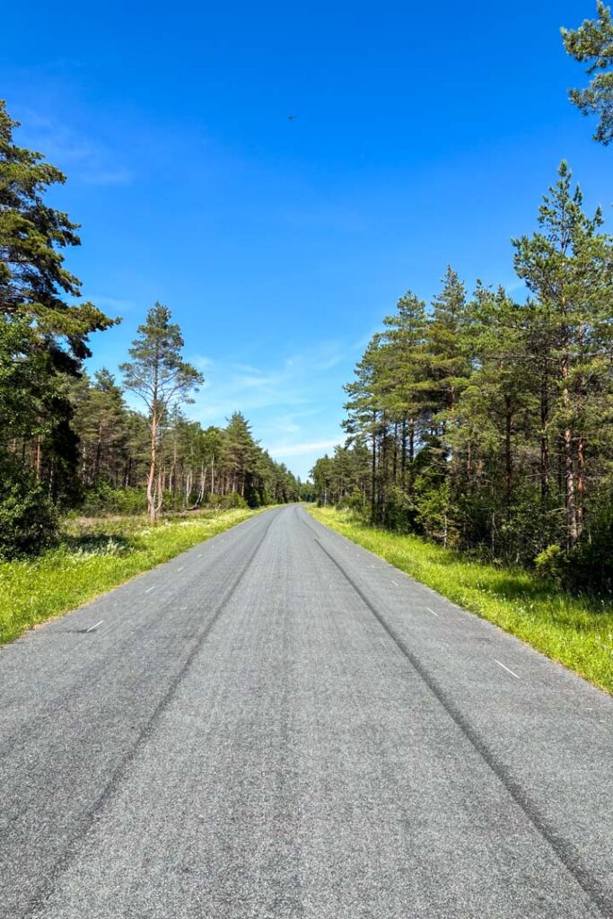 Eine asphaltiere Straße auf Muhu