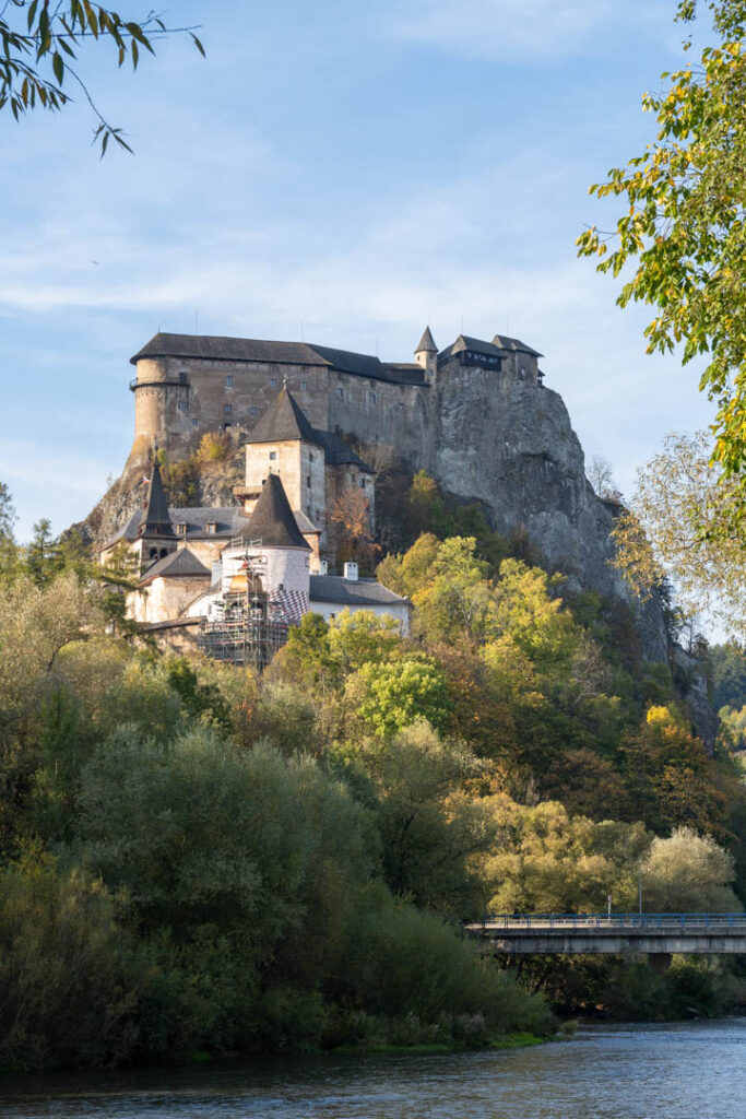 Ausblick auf die imposante, auf einem Felsen thronende Arwaburg (Oravský hrad) unter blauem Himmel